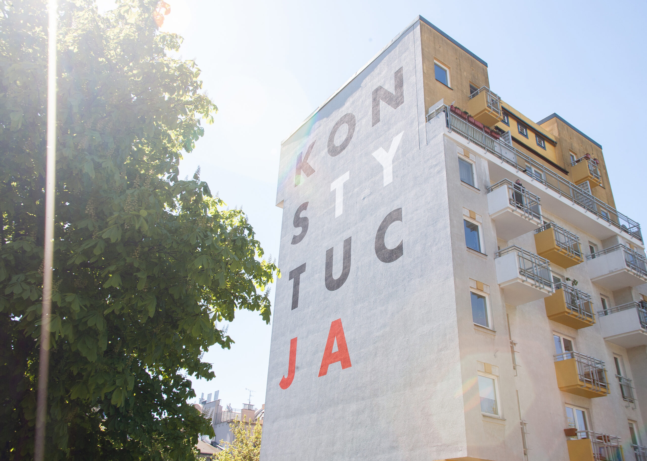 Wysoki budynek mieszkalny na Pradze zyskał nowe wielkoformatowe malowidło ścienne.